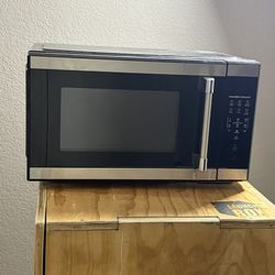 Hamilton Beach 1.1 cu ft Countertop Microwave Oven, Black and Stainless Steel