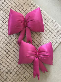 2 Bow Pillows