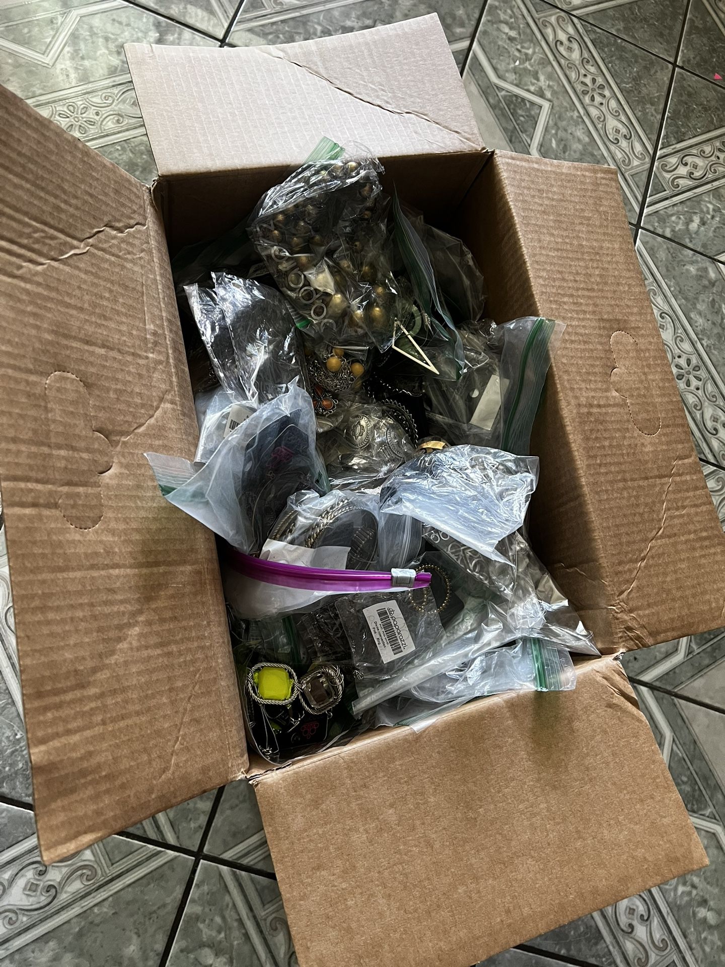 Box Of Jewelry/ Caja De Joyería