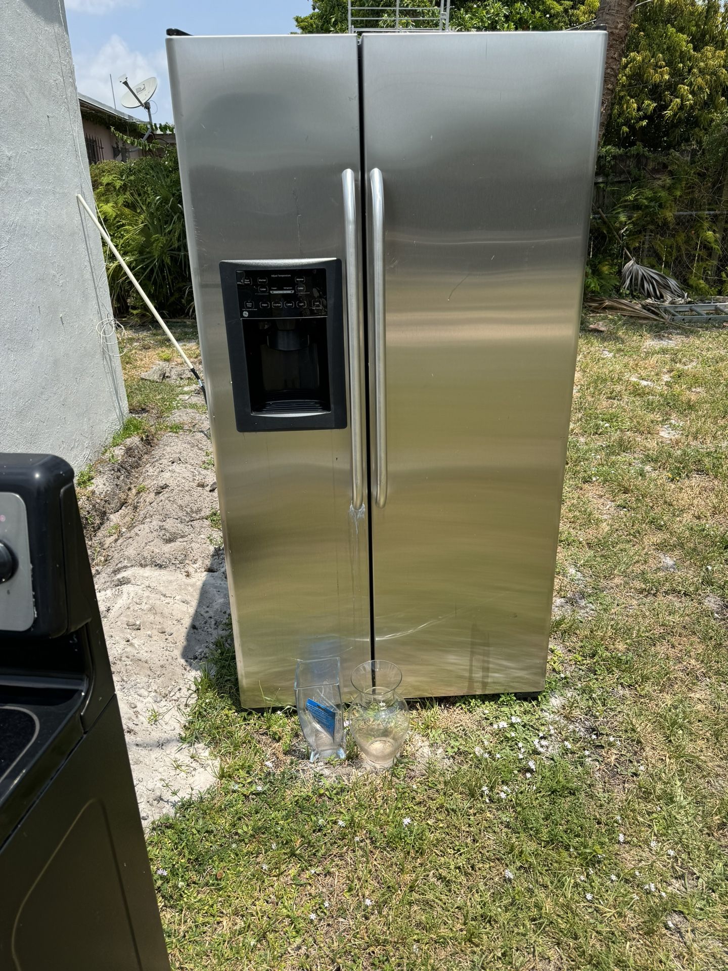 GE Refrigerator  Model #:GSS25WSTSS