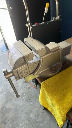 Heavy duty bench vice