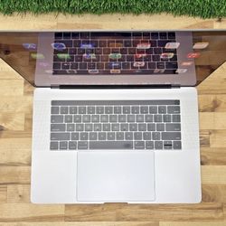 MacBook Pro 15 16Gb 500Gb I7 2020 New charger 