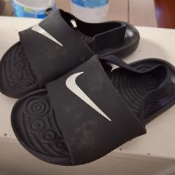 Kids Size 7c Nike Slides 
