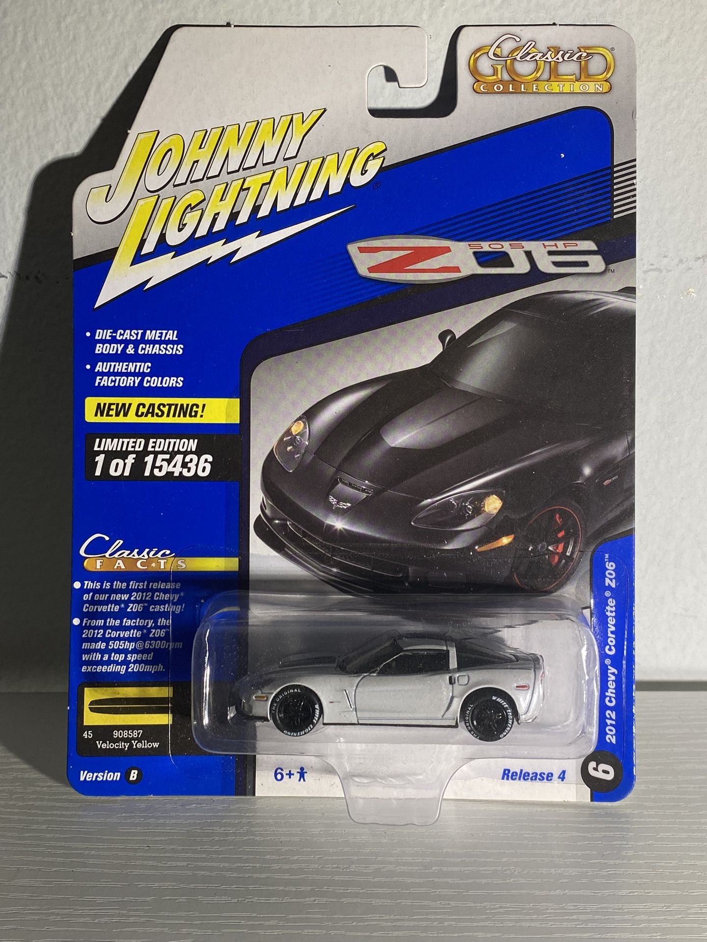 Johnny Lightning Chase Chevy Corvette Z06 White Lightning