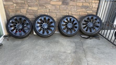 21 inch Tesla Uberturbine wheels with Pirelli Tires
