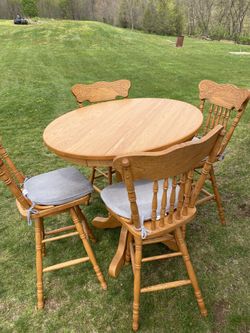 60” Round Solid Oak Table & 4 Stools in Excellent Condition It also Includes a custom made table cover