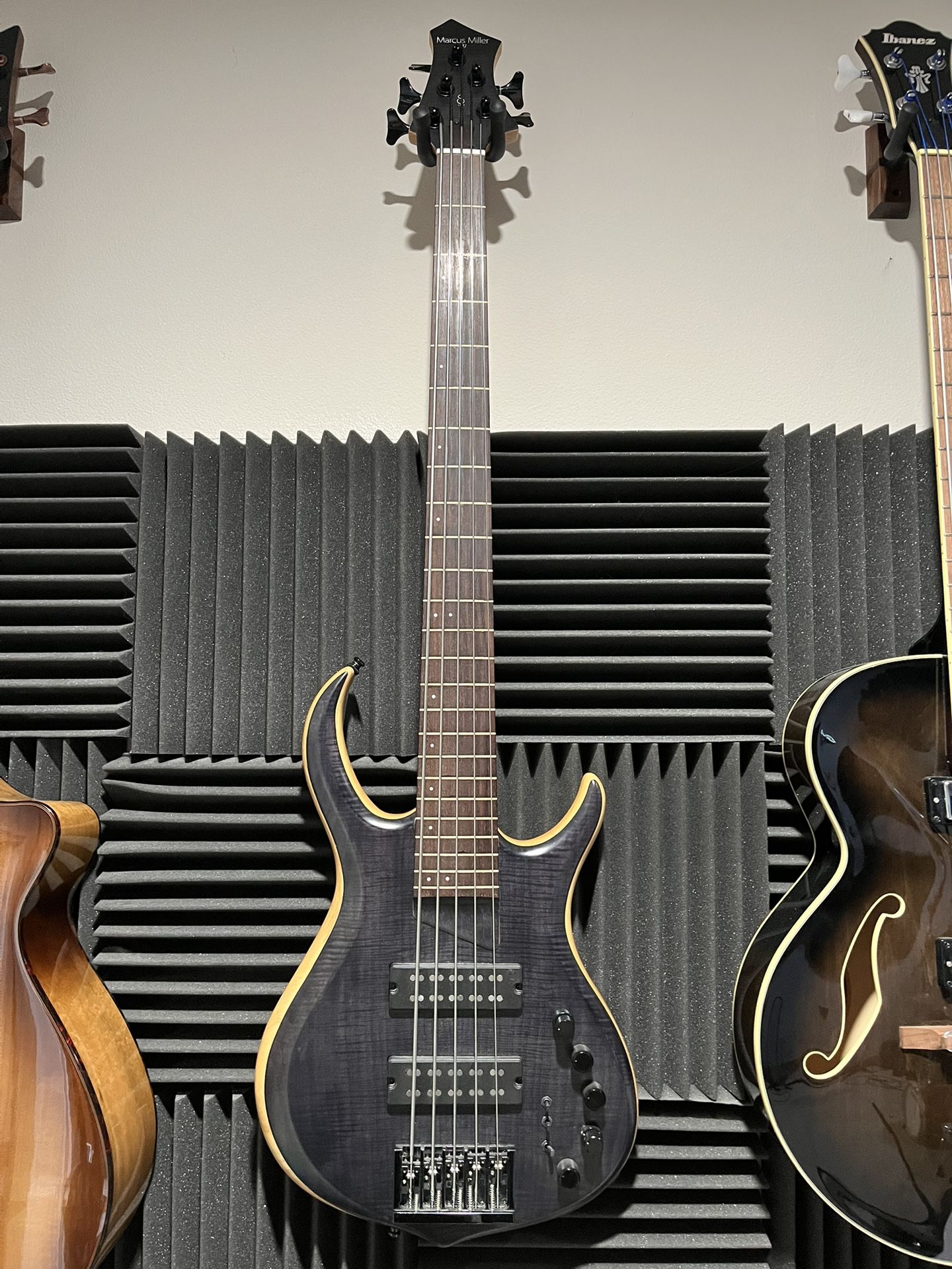 Sire Marcus Miller M7 5-string Fretless Bass.