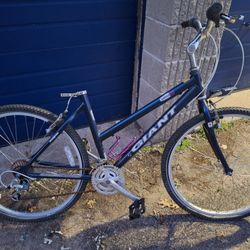 Giant ALUMINUM  Sedona 26" 21 Speed Mountain. Bike
