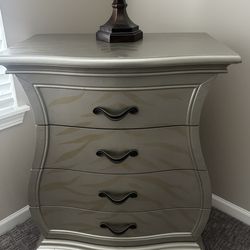 Accent chest / dresser