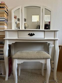 Vanity desk with mirror