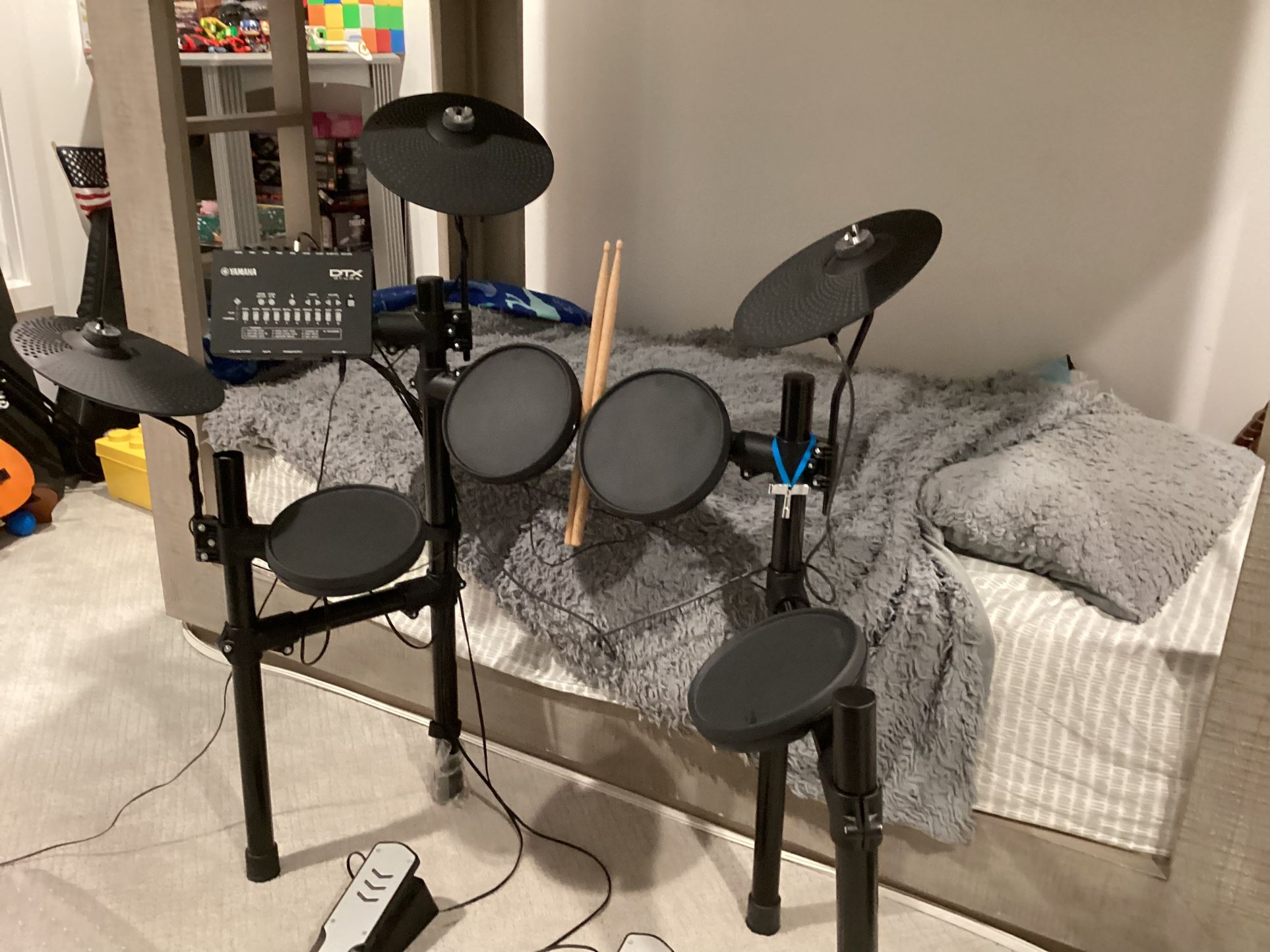 Yamaha DTX402K Electric Drum Set