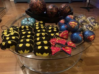 56 esferas navideñas de Batman y superman handmade