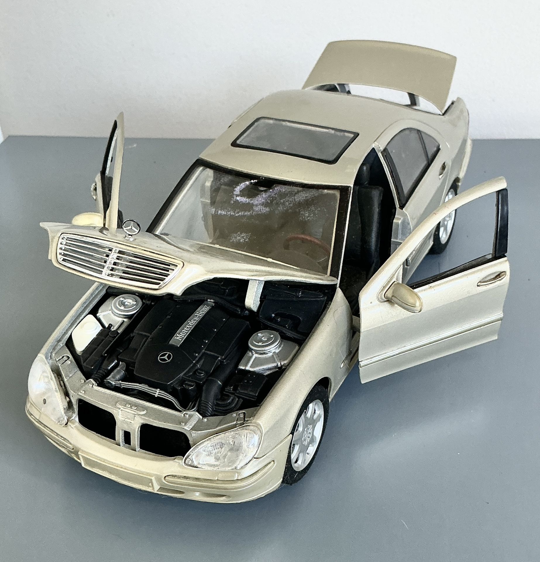 Mercedes Benz V 220 S Class S 600 V12 Limousine Long Version Gold Diecast Maisto 1:18