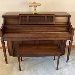 Yamaha Piano, Model M-22, Oak Finish