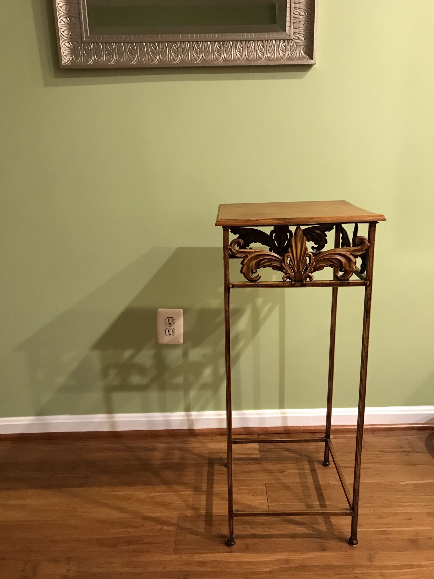 Flower / end table (moving sale)