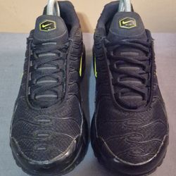 Nike Air Max Plus (GS)  "Black Volt" - Sz 6.5y