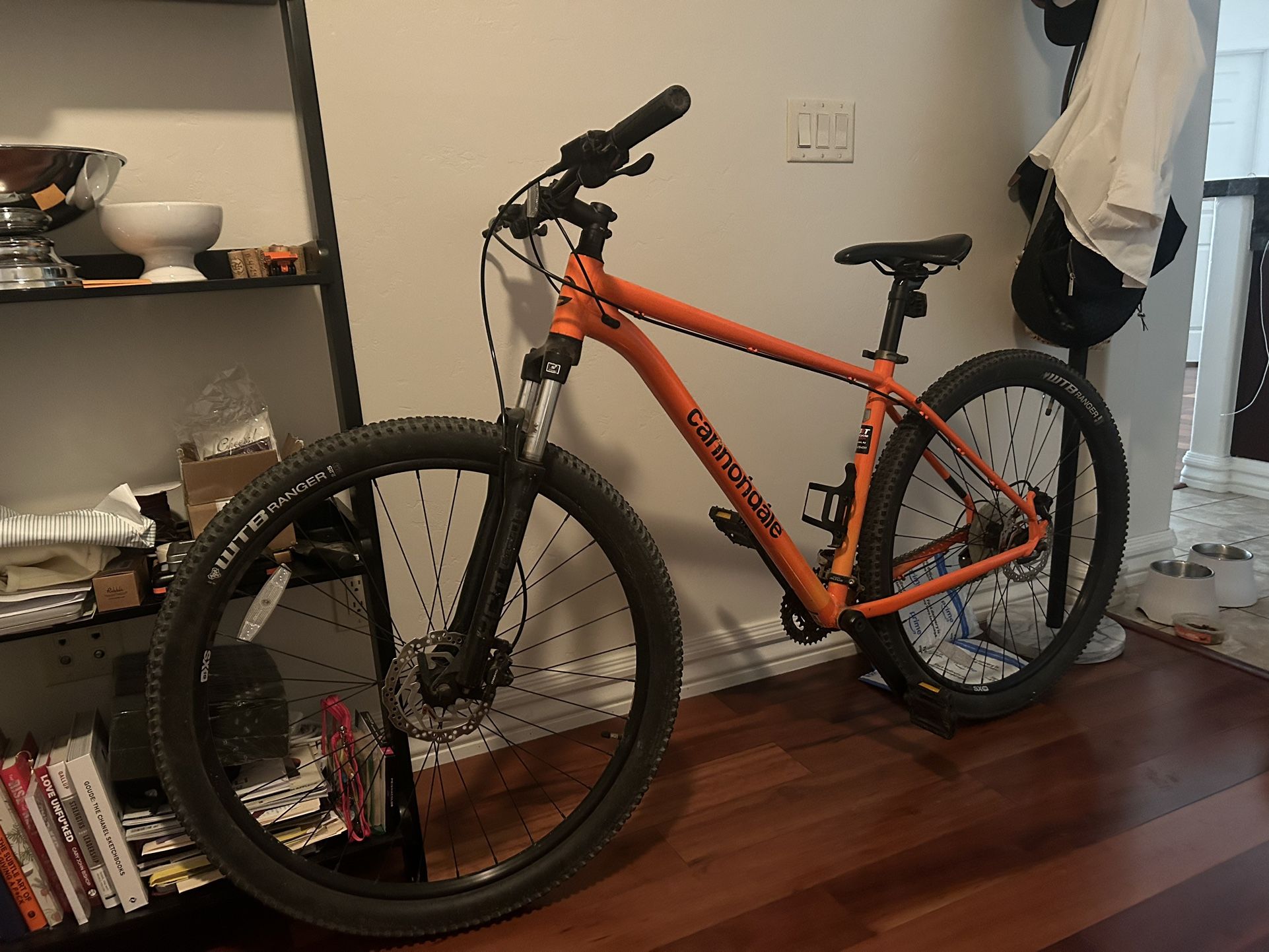 Cannondale Trail 6 - Mountain Bicycle