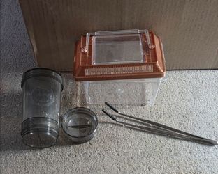 Cricket or bug holder with duster and tongs