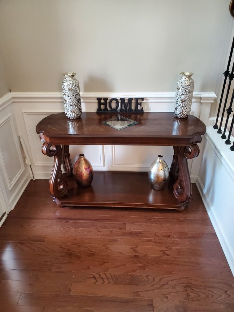 Like new console table and mirror set.