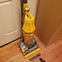 NEW cond DYSON ANIMAL VACUUM WITH COMPLETE ATTACHMENTS. , AMAZING POWER SUCTION. , WORKS EXCELLENT  , IN THE BOX 