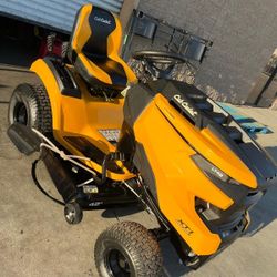 CUBE CADET GAS 42"IN RIDING LAWN TRACTOR NEW 