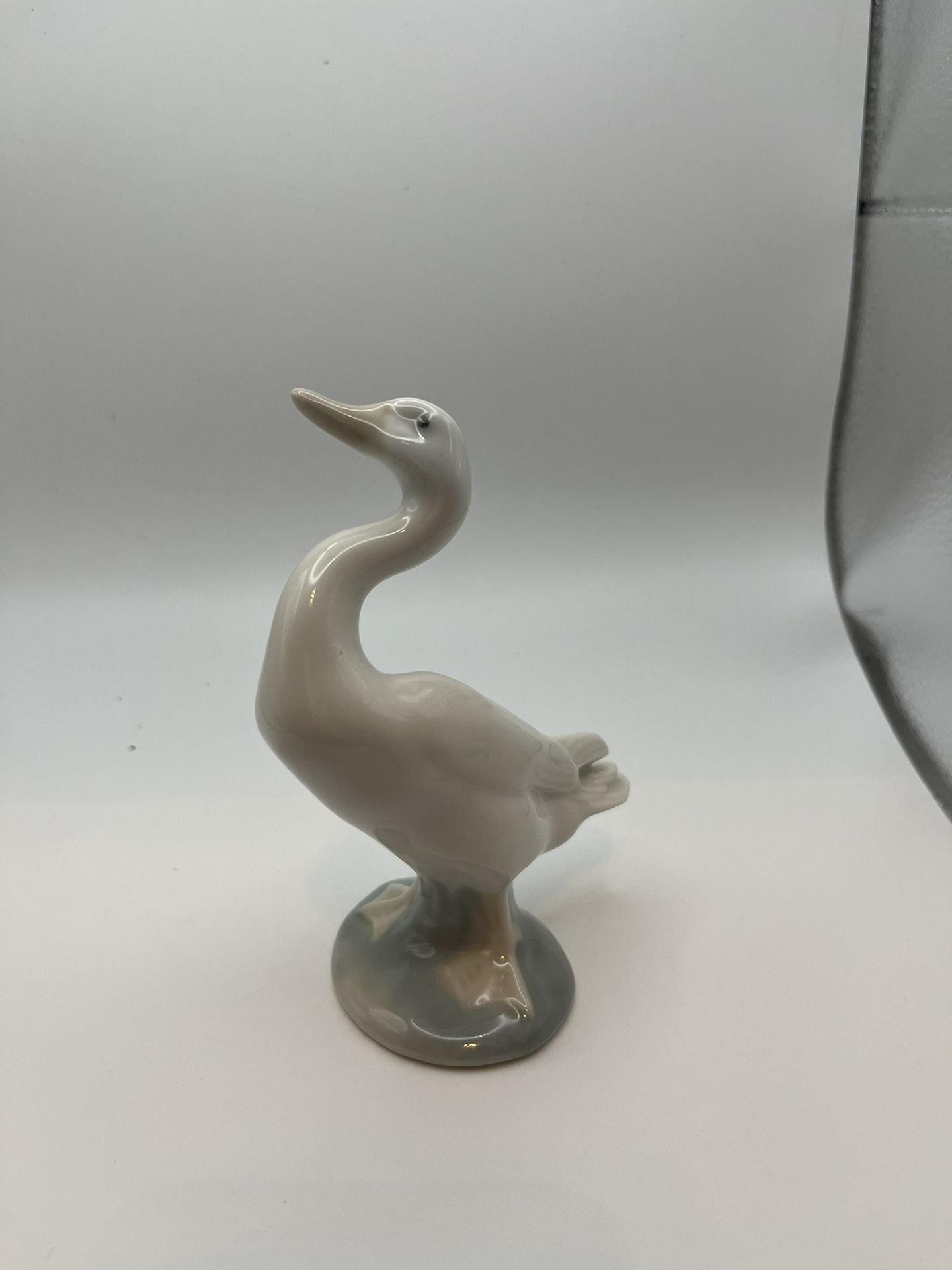 lladro Goose Porcelain Figurine Made in Spain (4.5 by 3 by 2"). Beautiful piece. In great condition