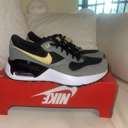 Nike Size 7 Youth Fits Womens Size 9 