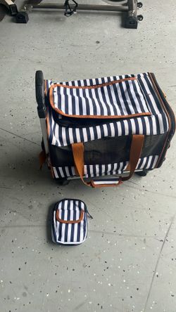Dog puppy carrier with pads and food and water