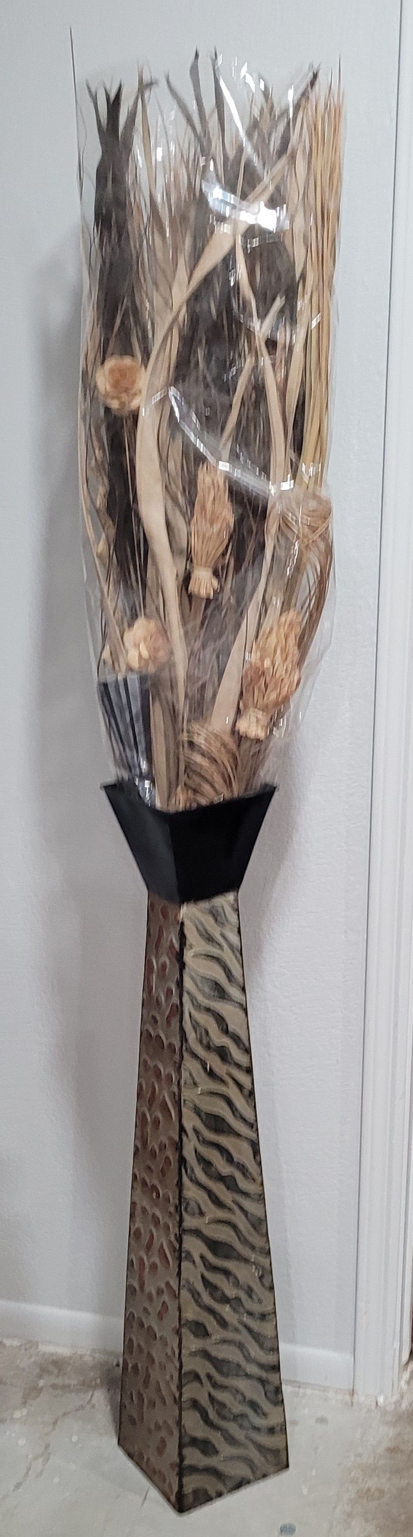 Safari Floor Vase With Dried Flower Atrangement