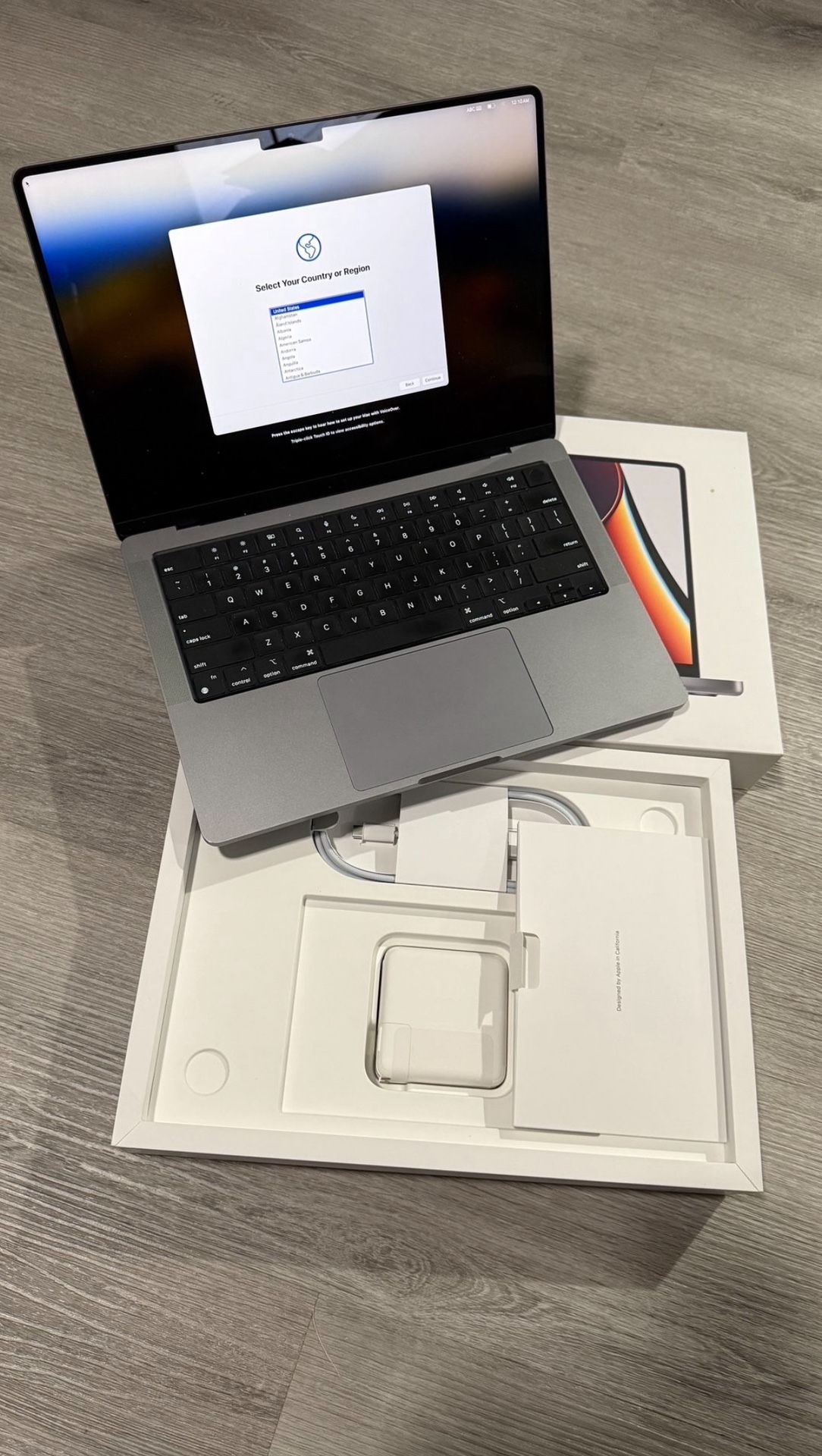 Apple MacBook Pro 14" (M1 Pro, 16GB RAM, 512GB SSD) + Box