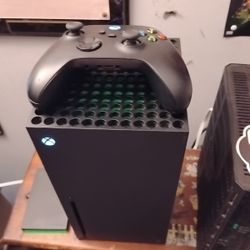 Xbox Series X 1TB Console, Battery Packs, 1 Contoller