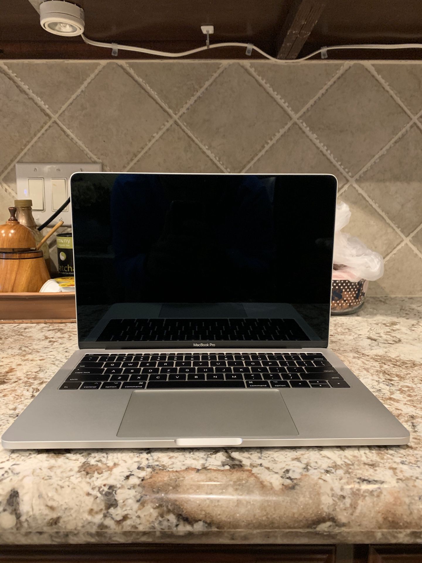 Macbook Pro 128gb (13-inch, 2017, Two Thunderbolt 3 ports) 2.3 GHz Intel Core i5