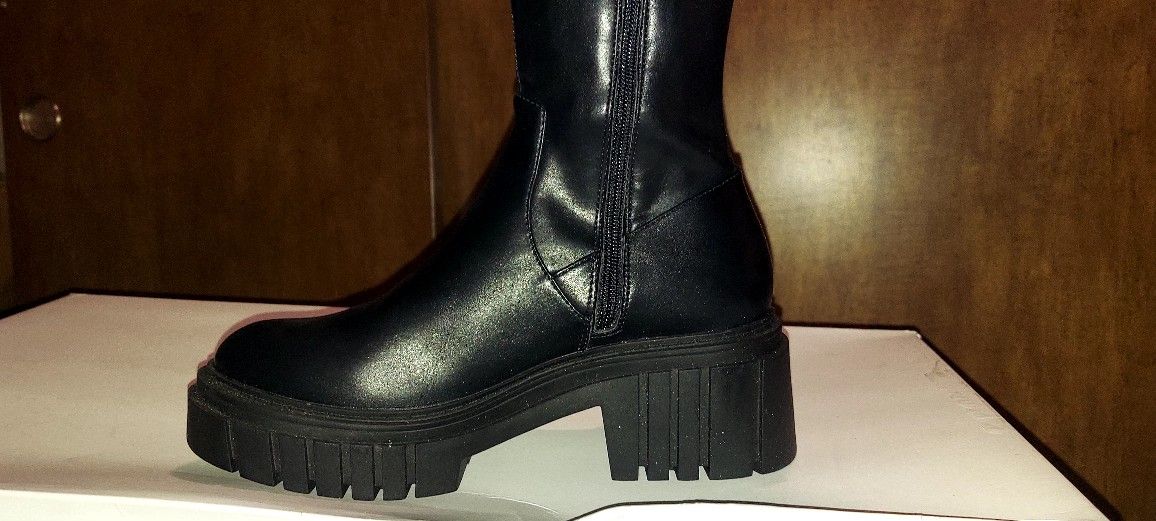 Black Knee High Lug Pull-On Boots For Women