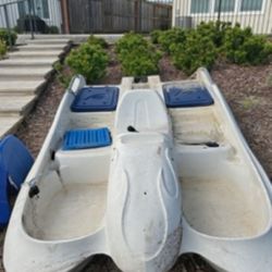 5 Passenger Pedal Boat with trolling Miter And Brand New Unboxed Battery 