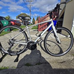 Specialized Vita Hybrid Bike Medium Size 
Like New Ready to Ride 