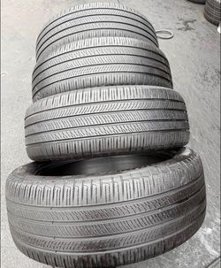 275/50/22 pirelli Selling a set of 4 tires in excellent condition 🫡