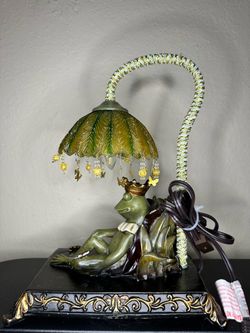 Sleeping king frog table lamp