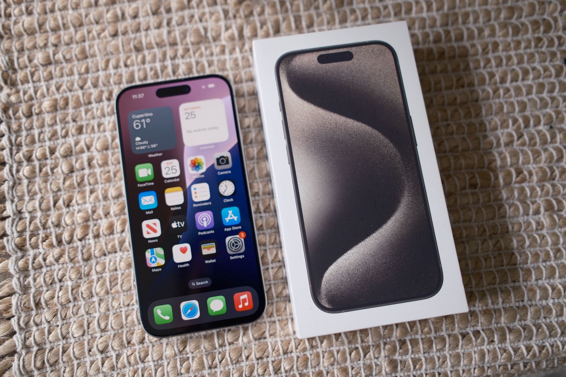 Apple iPhone 15 Pro - Natural Titanium - Unlocked