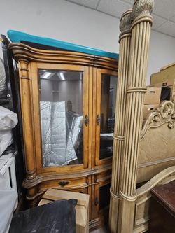 Large 8ft Traditional Lighted China Cabinet / Vitrina de Madera Grande