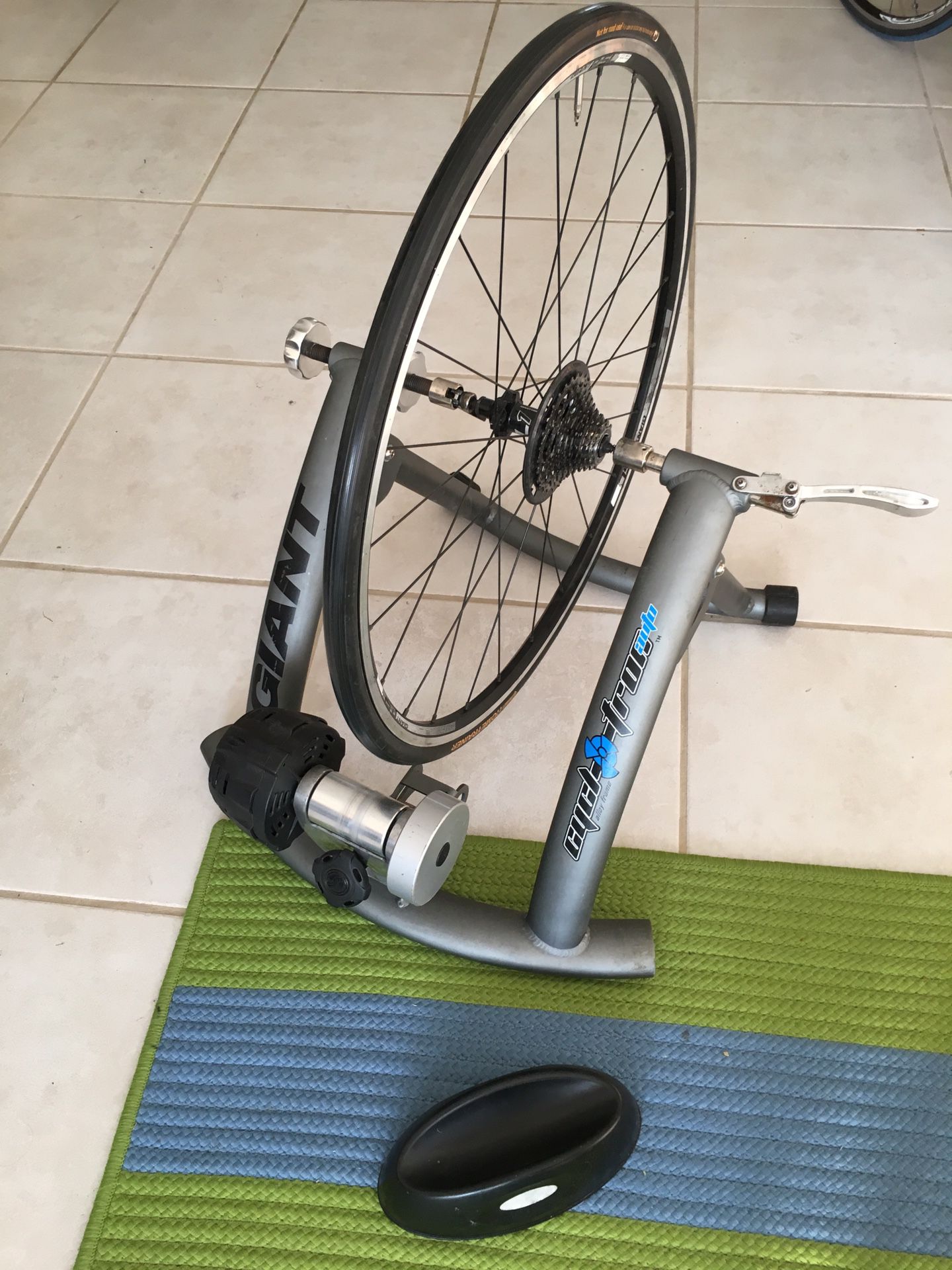Indoor cycling trainer + indoor wheel