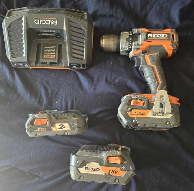RIDGID 2 DRILLS 1 IMPACT DRIVER 1 CHARGER