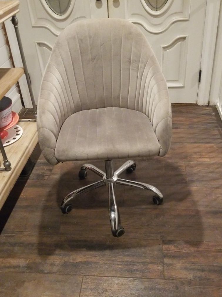 Grey Adjustable Office Desk Chair **pending Pickup**