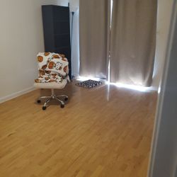 Se Renta Cuarto Con Baño Incluido  Tiene Parquiadero Para Carro  