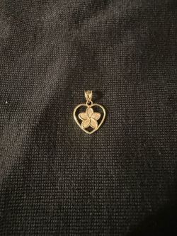 14K Gold Heart Flower Pendant – 1.55g