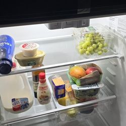 Frigidaire Fridge LESS THAN 2 YEARS OLD!  Refrigerador! MENOS 2 ANOS