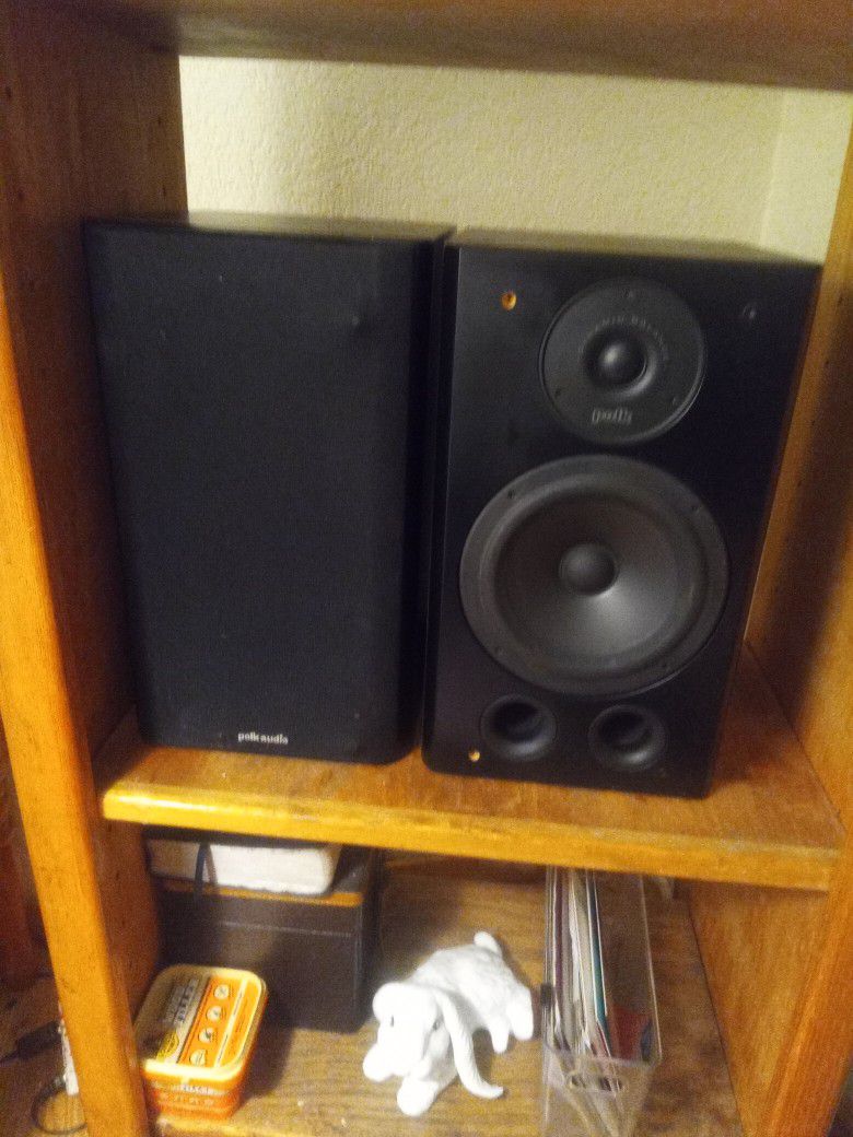 Polk Audio Book Shelf Speakers  Sound Super Clean