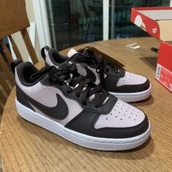 Nike sneakers Brand New Girls Size 4 Youth 