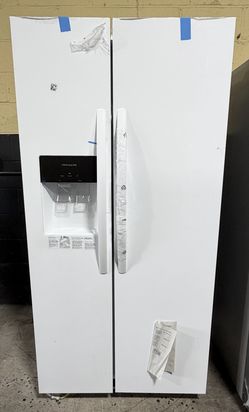 NEW 33” Refrigerator w/WATER+ICE