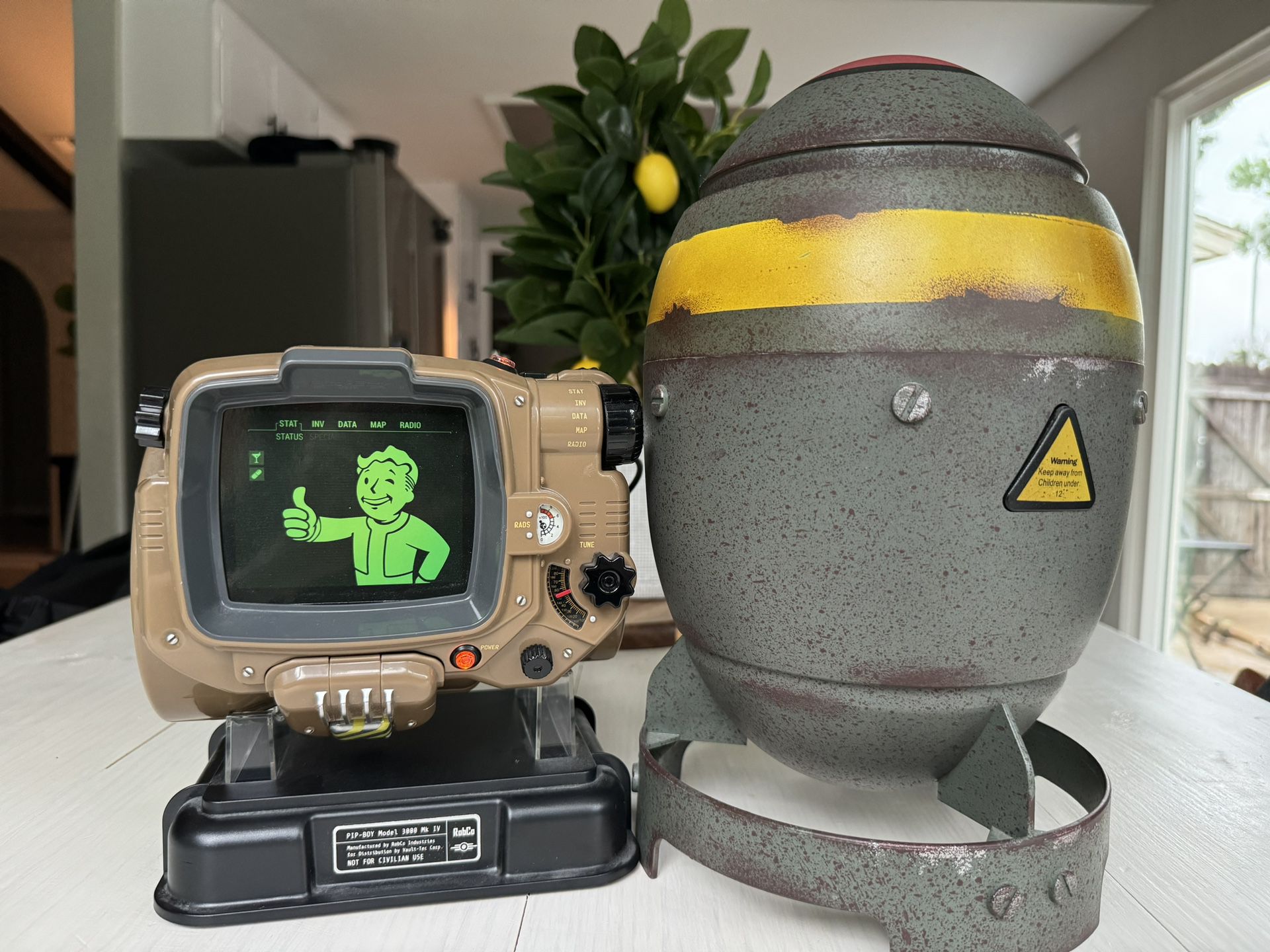Fallout 4 Game of the year edition pip-boy model 3000 Mk IV and mini nuke