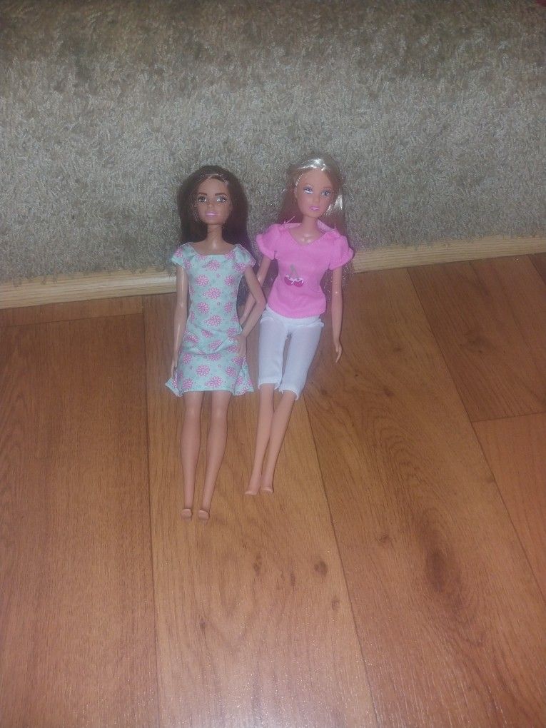 2 Dolls